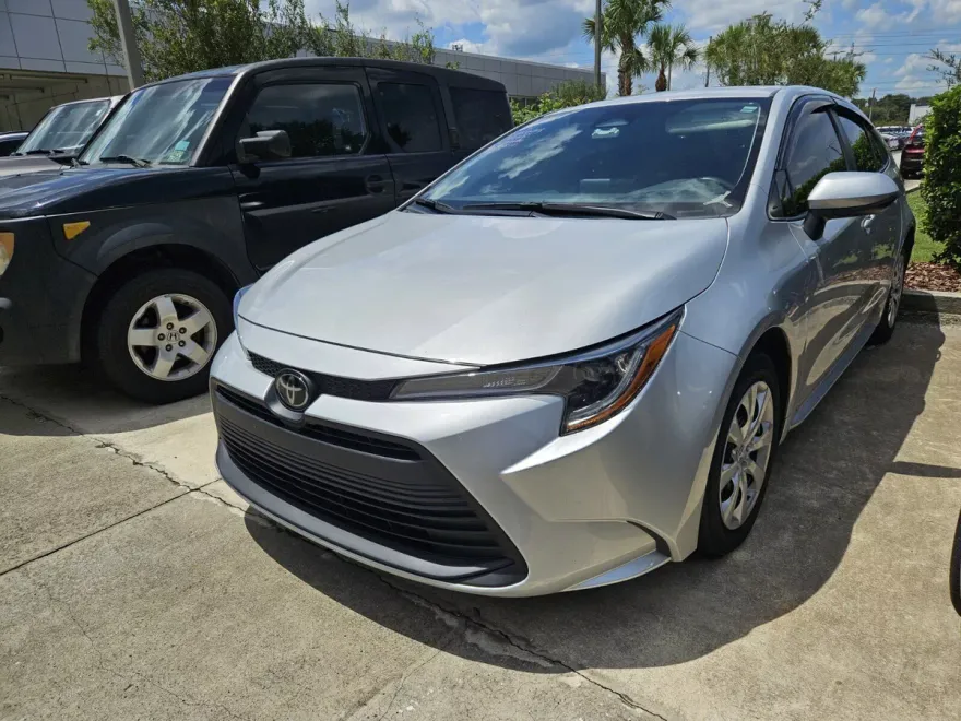 2024 Toyota Corolla LE photo 1