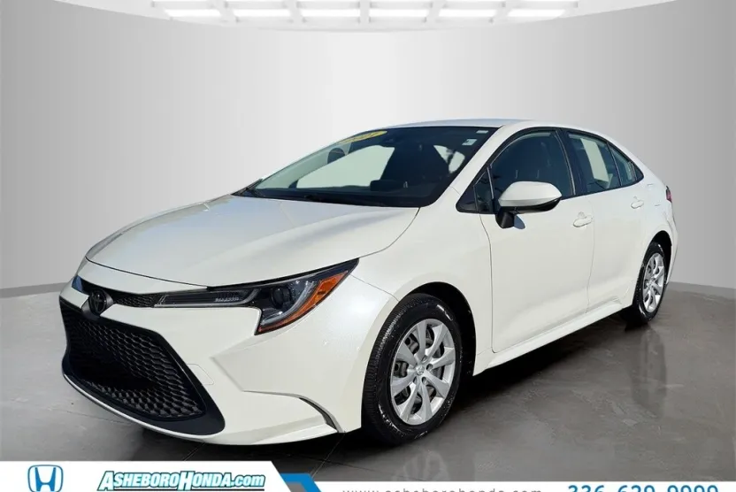 2021 Toyota Corolla LE photo 1