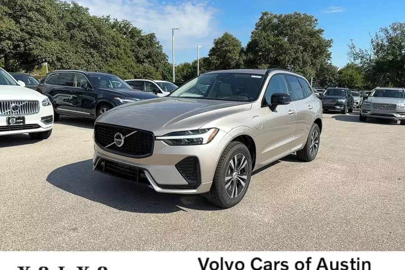 2025 Volvo XC60 Hybrid T8 Core photo 1