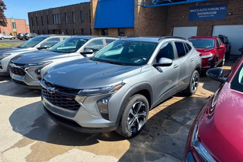 2025 Chevrolet Trax LT photo 1