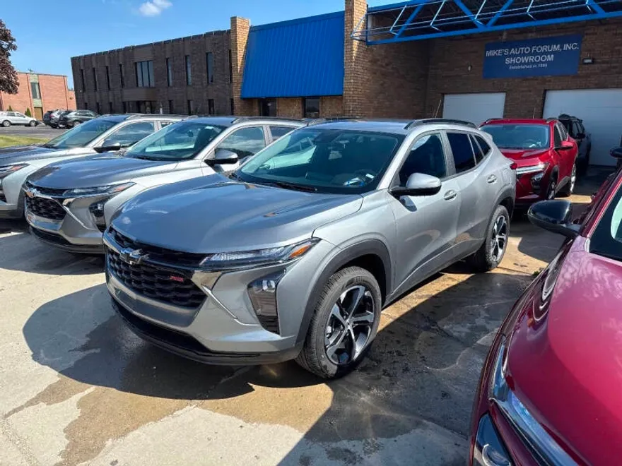 2025 Chevrolet Trax LT photo 1