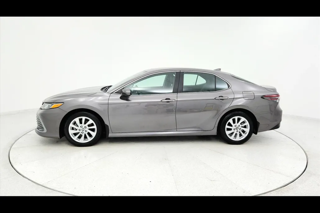 2023 Toyota Camry LE photo 1