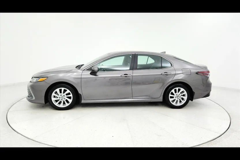 2023 Toyota Camry LE photo 1