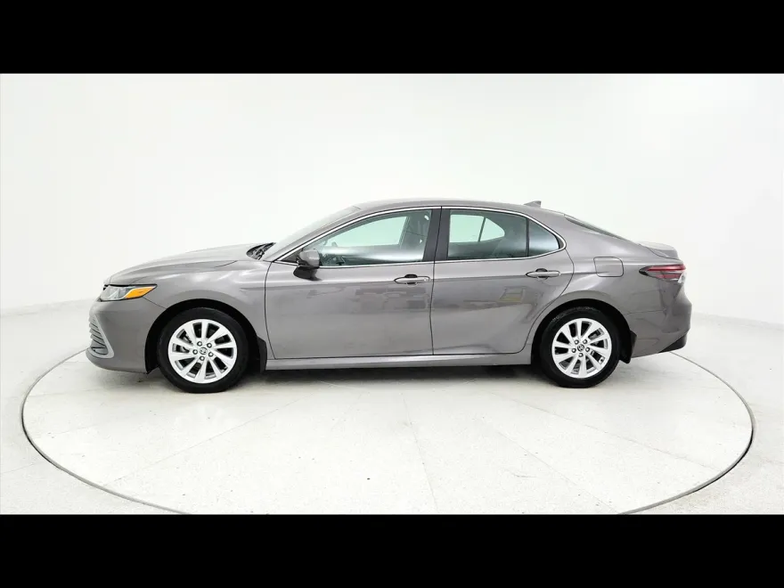 2023 Toyota Camry LE photo 1