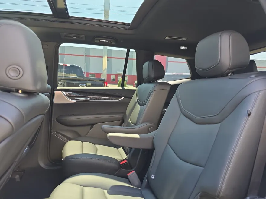 2023 Cadillac XT6 Sport photo 1