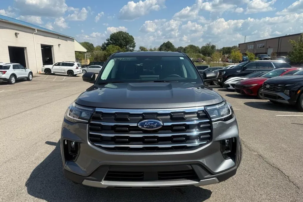 2025 Ford Explorer photo 1
