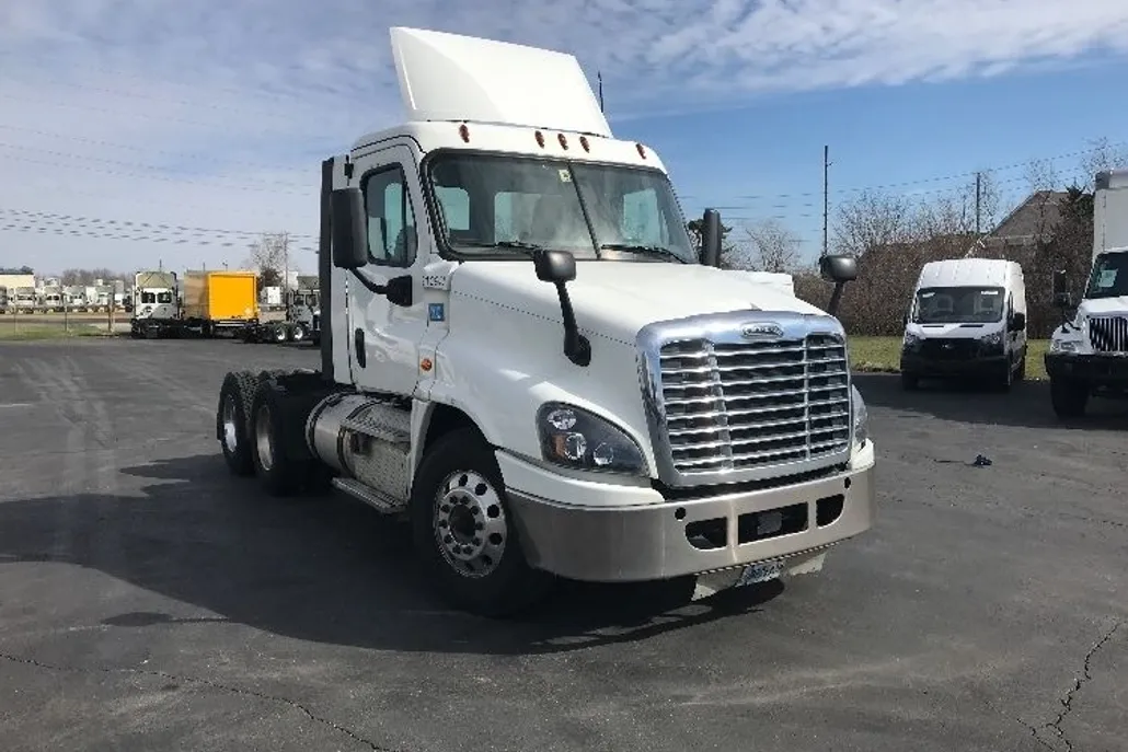 2019 Freightliner Cascadia 125" Sleeper Cab photo 1