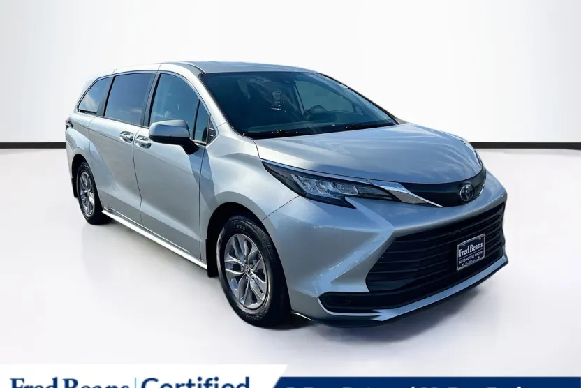 2023 Toyota Sienna LE photo 1