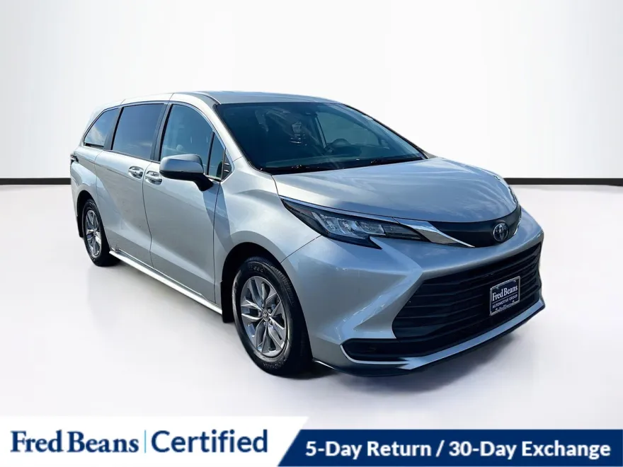 2023 Toyota Sienna LE photo 1