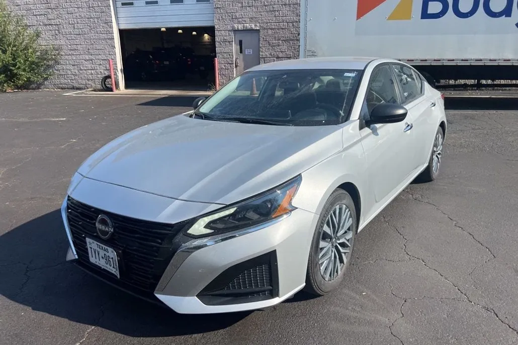 2024 Nissan Altima 2.5 SV photo 1