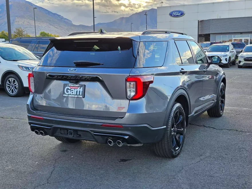 2023 Ford Explorer ST photo 1