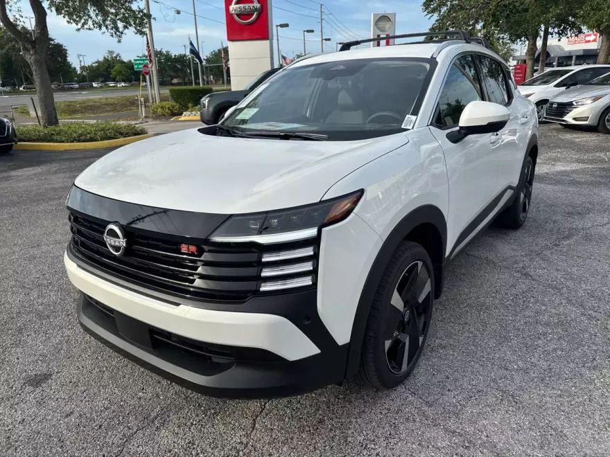 2025 Nissan Kicks SR photo 1