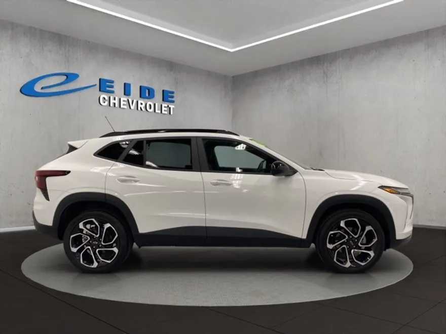 2024 Chevrolet Trax photo 1