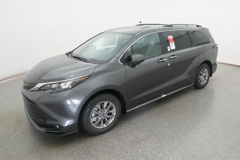 2025 Toyota Sienna XLE photo 1