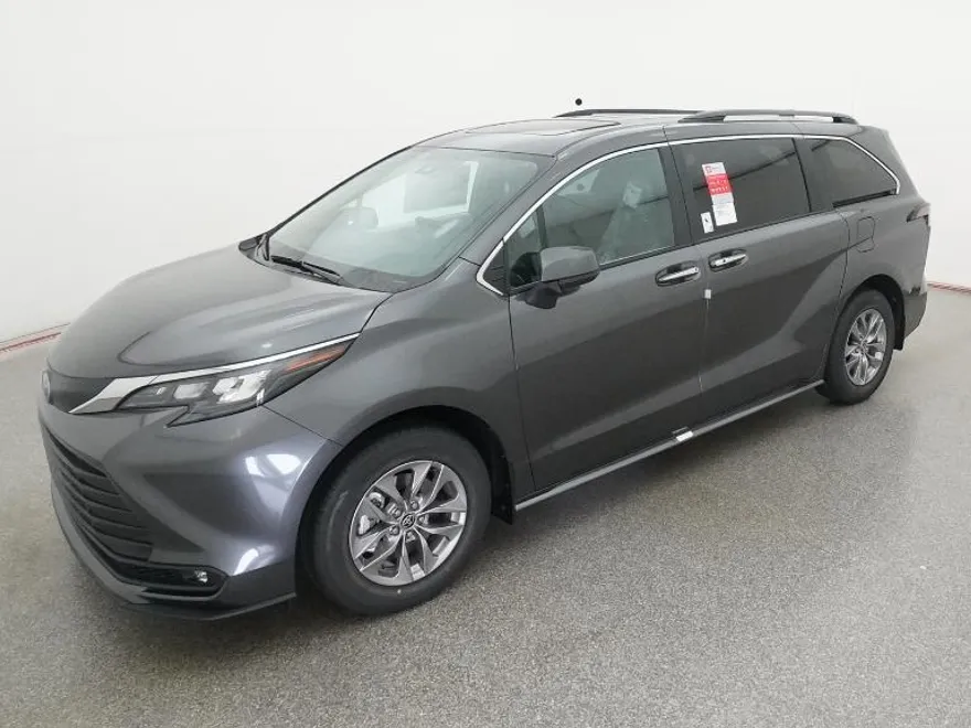 2025 Toyota Sienna XLE photo 1
