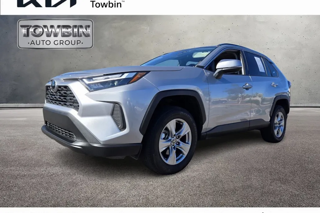 2022 Toyota RAV4 XLE photo 1