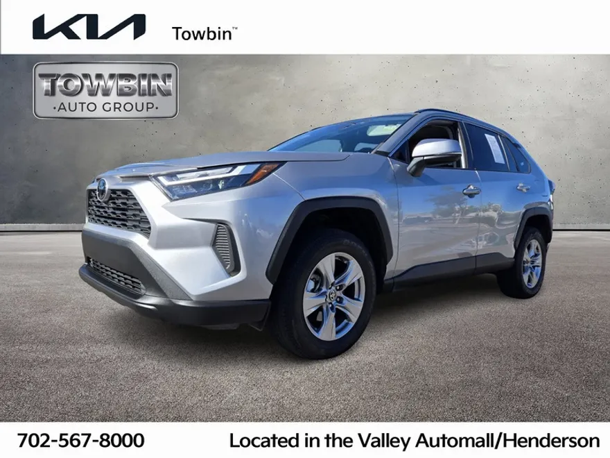2022 Toyota RAV4 XLE photo 1
