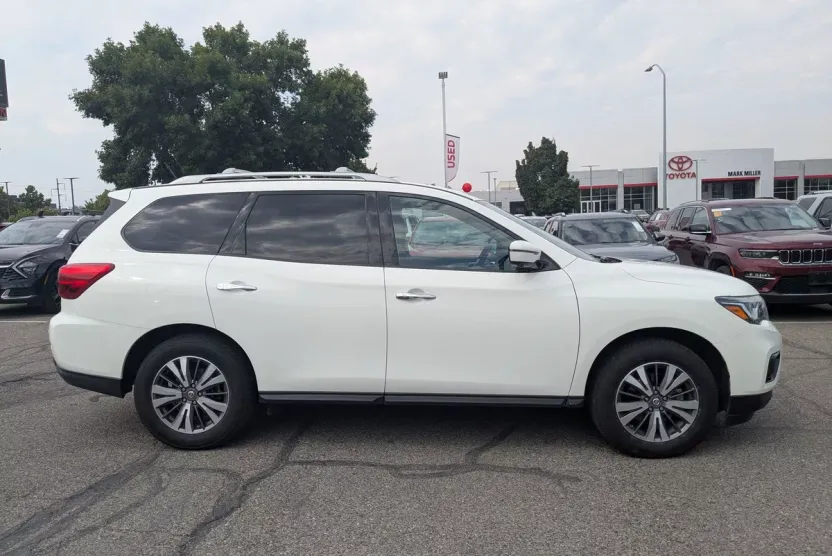 2018 Nissan Pathfinder SL photo 1