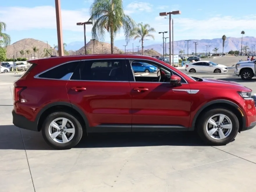 2023 Kia Sorento LX photo 1