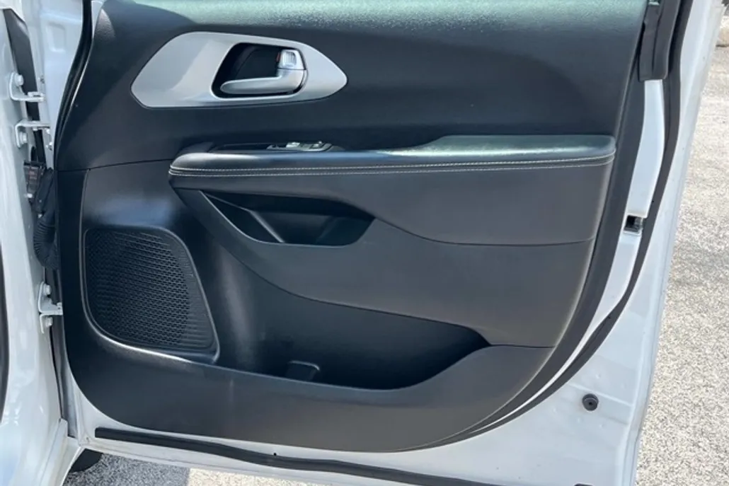 2023 Chrysler Pacifica Touring photo 1