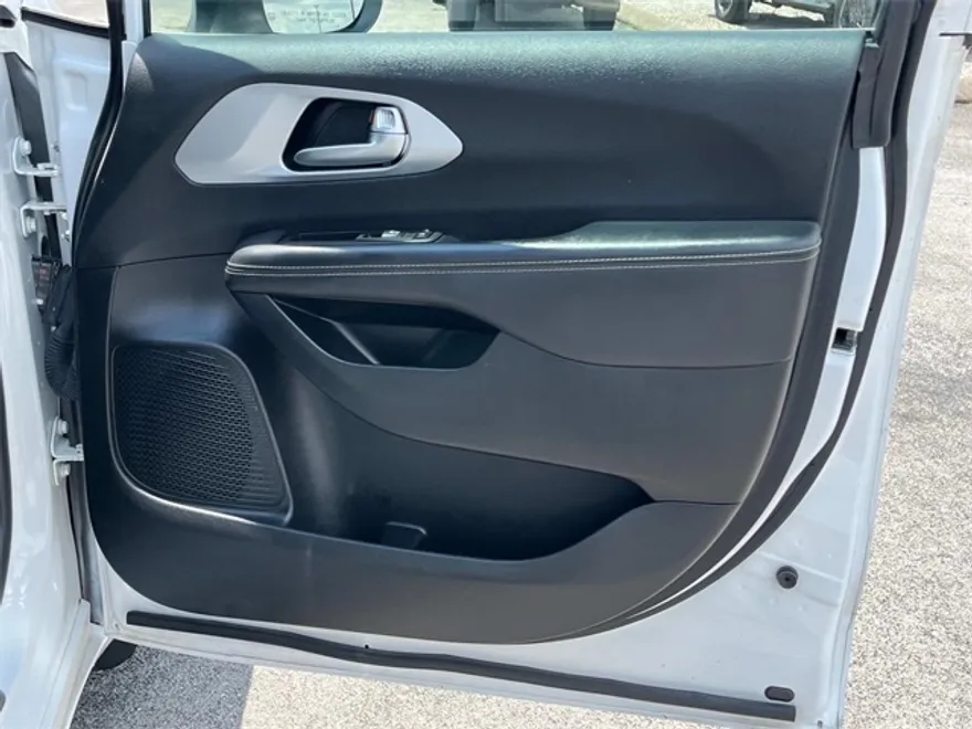 2023 Chrysler Pacifica Touring photo 1