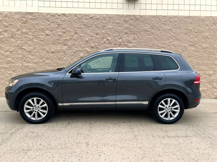 2014 Volkswagen Touareg Sport photo 2
