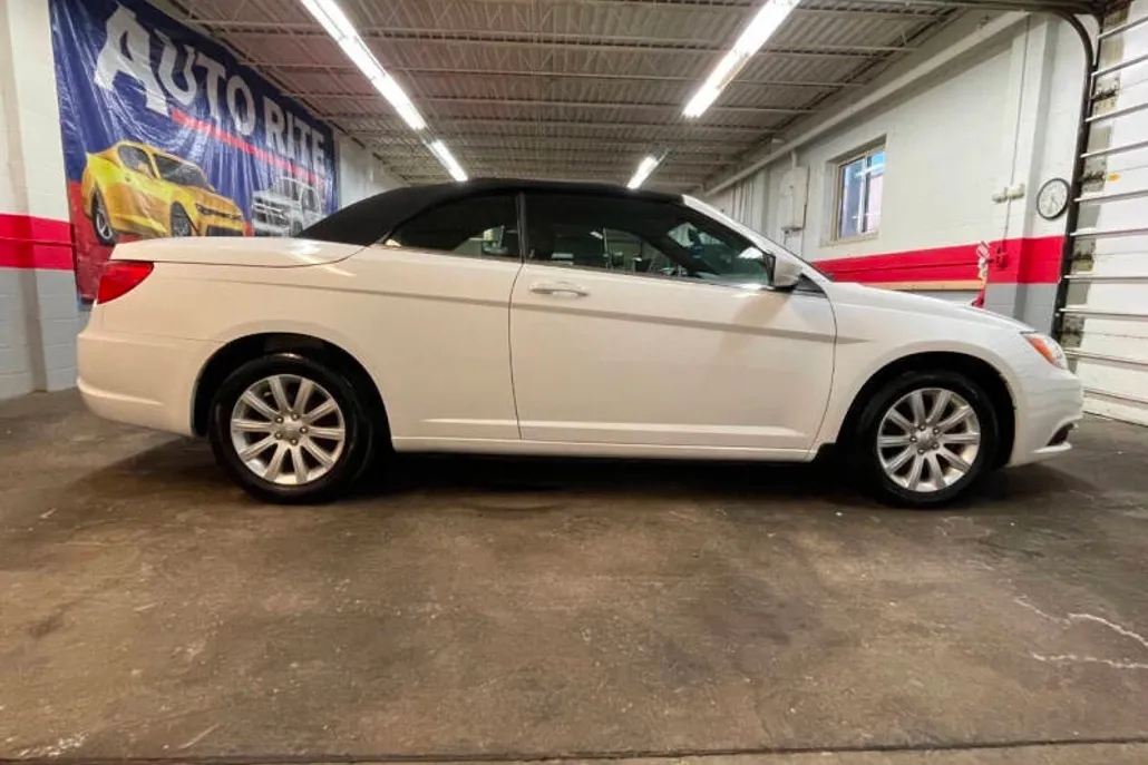 2011 Chrysler 200 Touring photo 1
