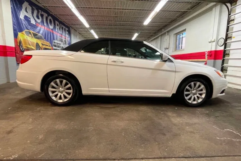 2011 Chrysler 200 Touring photo 1