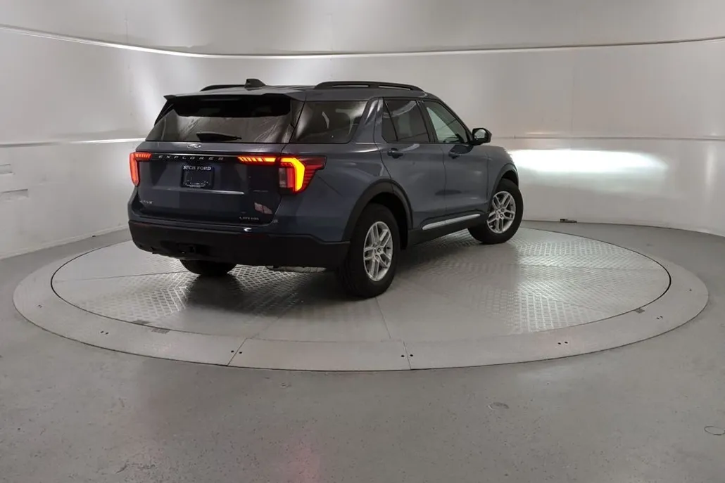 2025 Ford Explorer photo 1