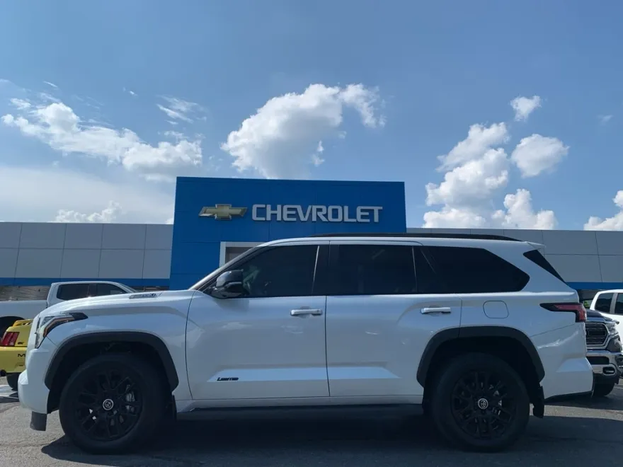 2024 Toyota Sequoia SR5 photo 1