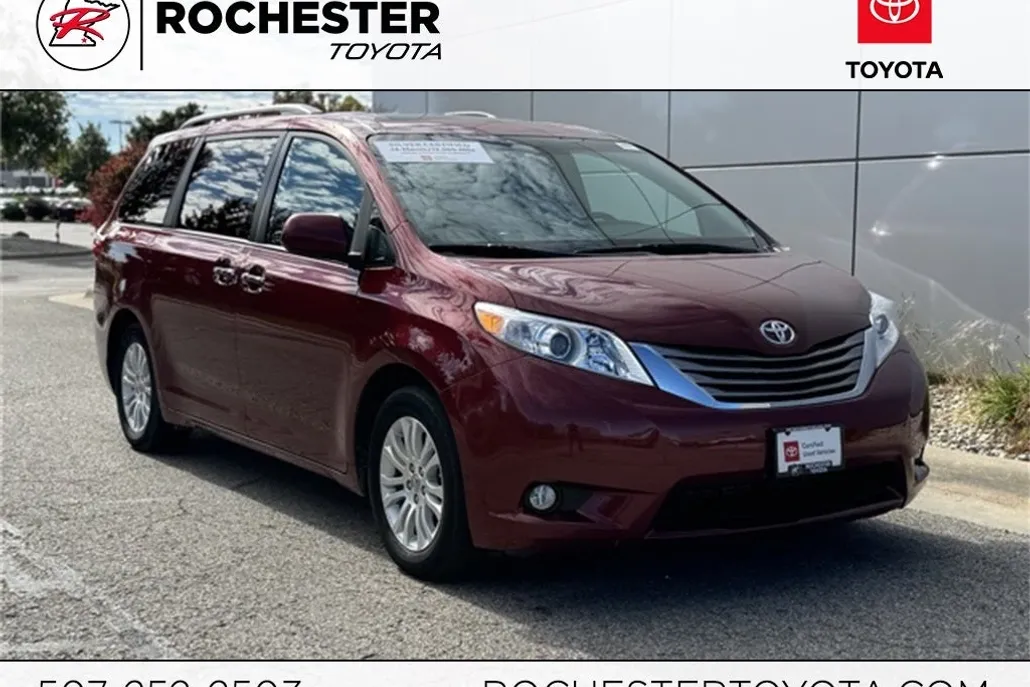 2017 Toyota Sienna XLE photo 1