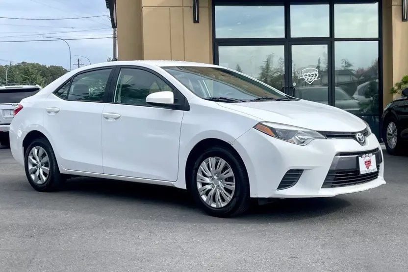 2016 Toyota Corolla LE photo 1