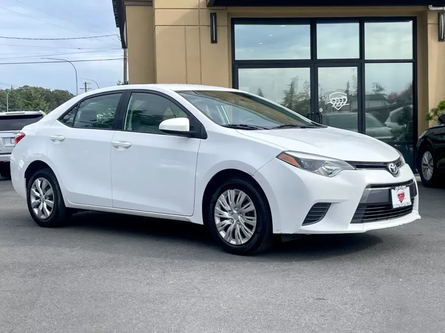 2016 Toyota Corolla LE photo 1