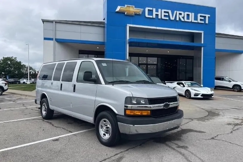2018 Chevrolet Express 2500 LT Passenger photo 1