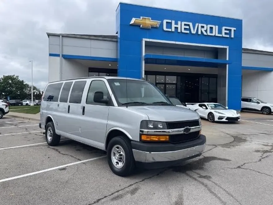 2018 Chevrolet Express 2500 LT Passenger photo 1