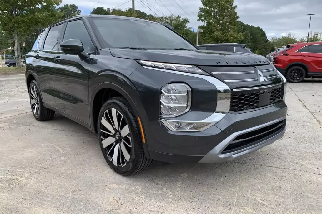 2025 Mitsubishi Outlander SE photo 1
