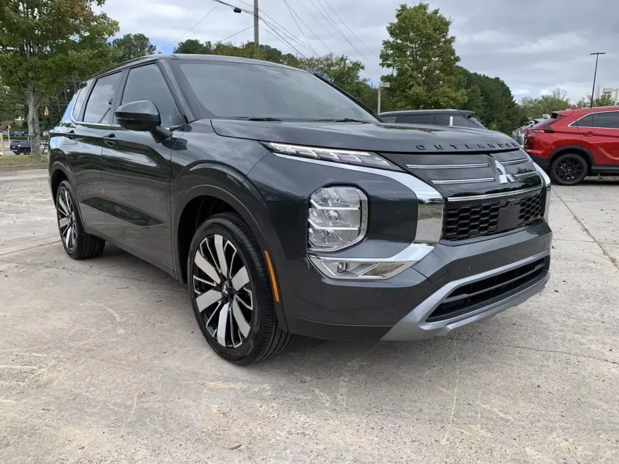 2025 Mitsubishi Outlander SE photo 1