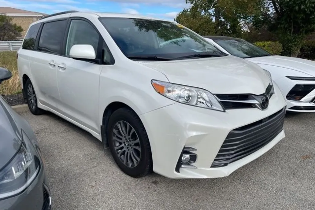2019 Toyota Sienna XLE photo 1