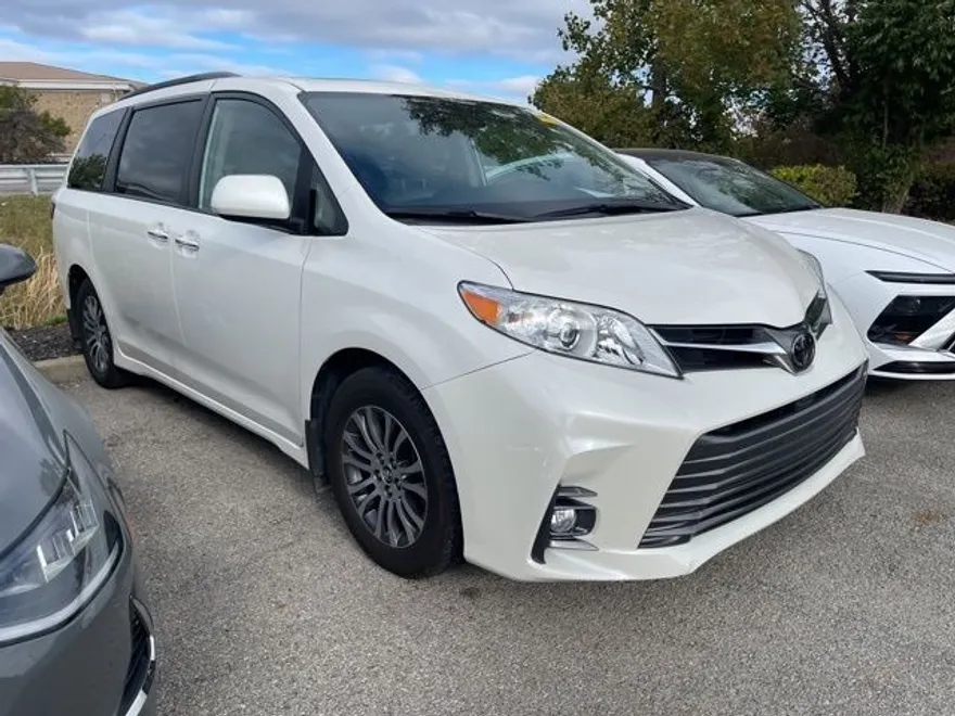 2019 Toyota Sienna XLE photo 1
