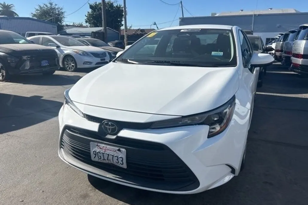 2023 Toyota Corolla LE photo 1