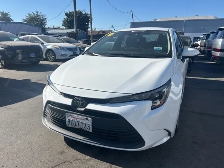 2023 Toyota Corolla LE photo 1