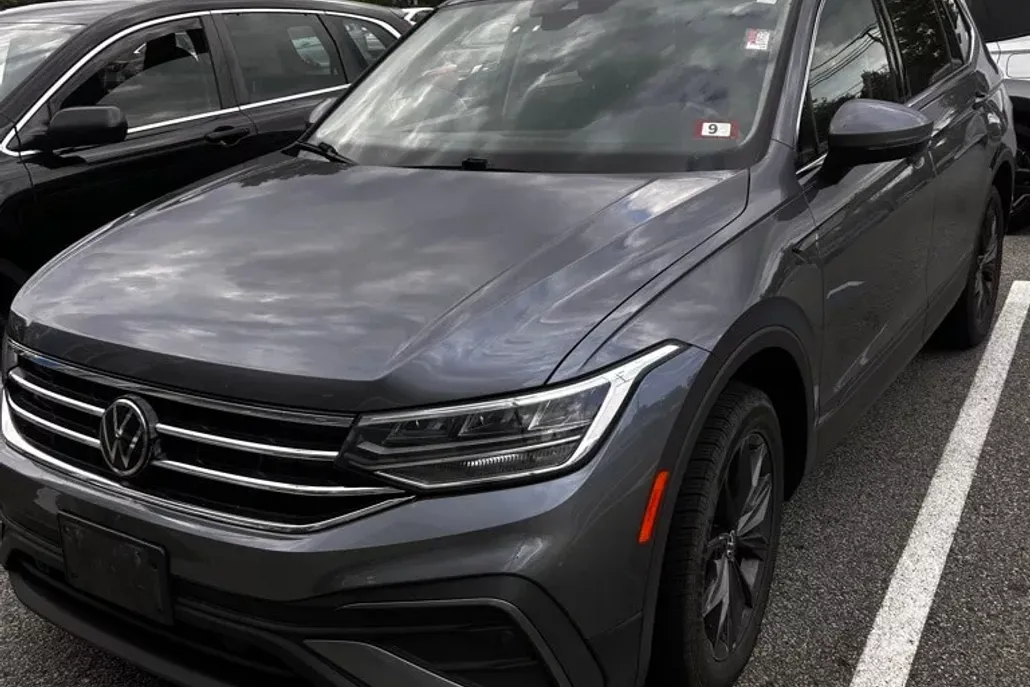 2022 Volkswagen Tiguan SE photo 1