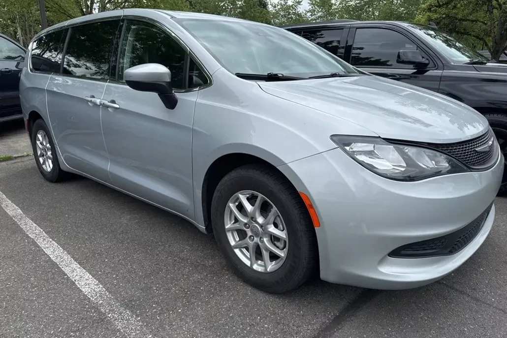 2023 Chrysler Voyager LX photo 1