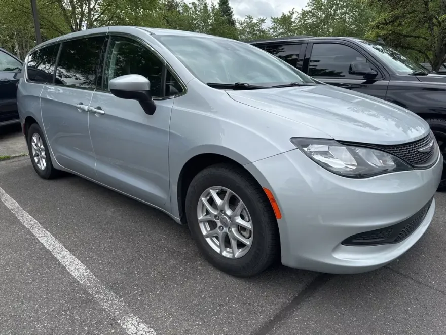 2023 Chrysler Voyager LX photo 1