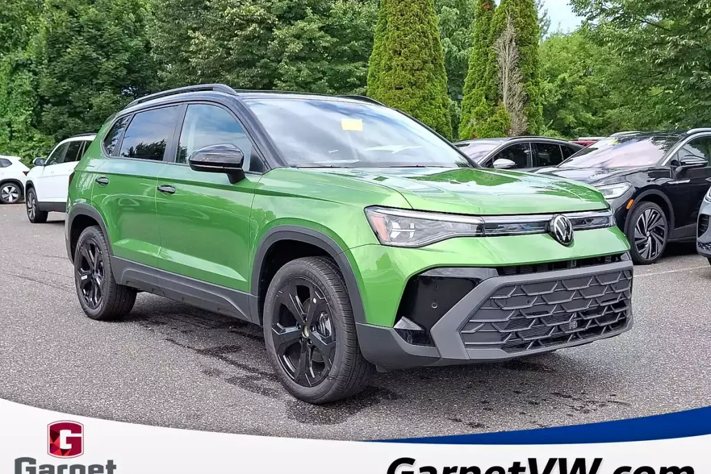 2025 Volkswagen Taos SE photo 1