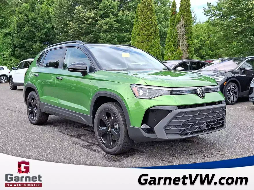 2025 Volkswagen Taos SE photo 1