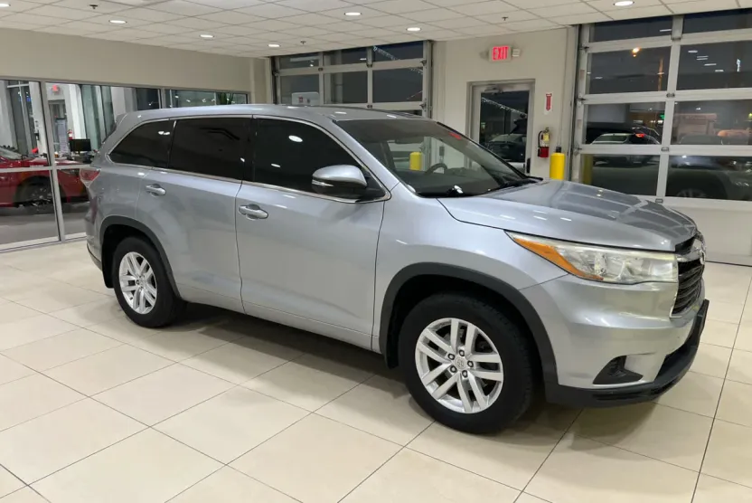 2015 Toyota Highlander LE photo 1