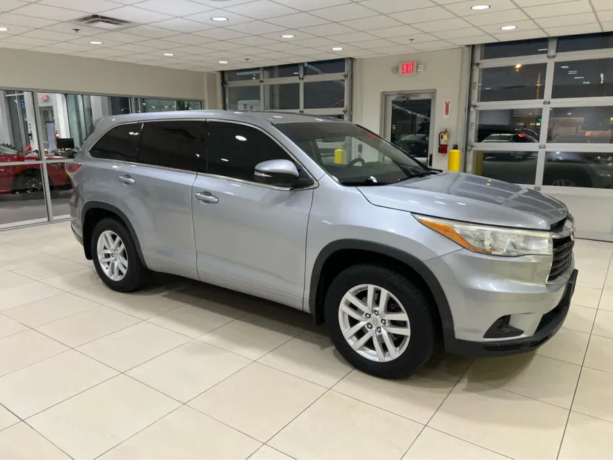 2015 Toyota Highlander LE photo 1