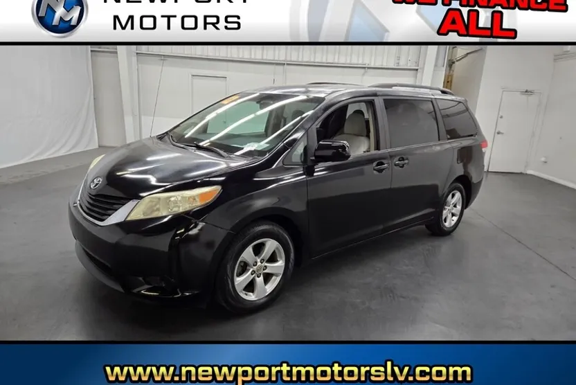 2012 Toyota Sienna LE photo 1