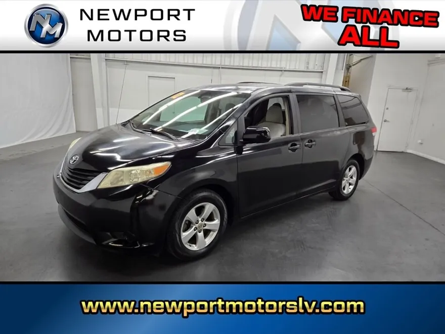 2012 Toyota Sienna LE photo 1